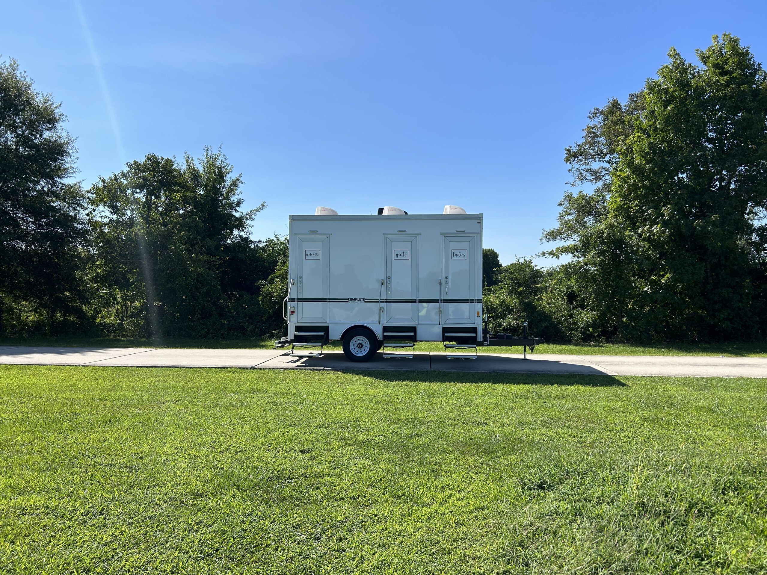 4_Stall_Restroom_Trailer_Side_View